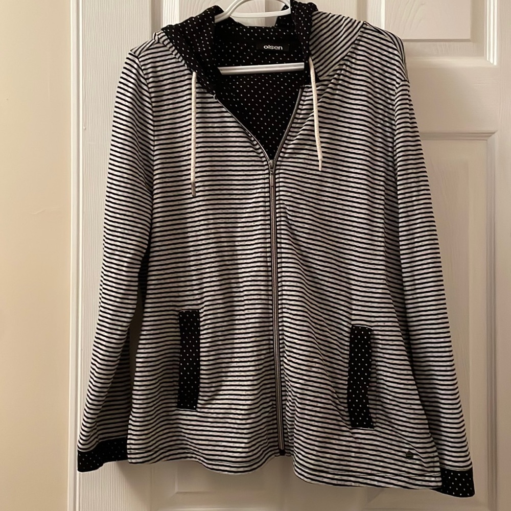 Womens Olsen zippered hoody 55% cotton, 45% polyester. Navy/white. Size 14